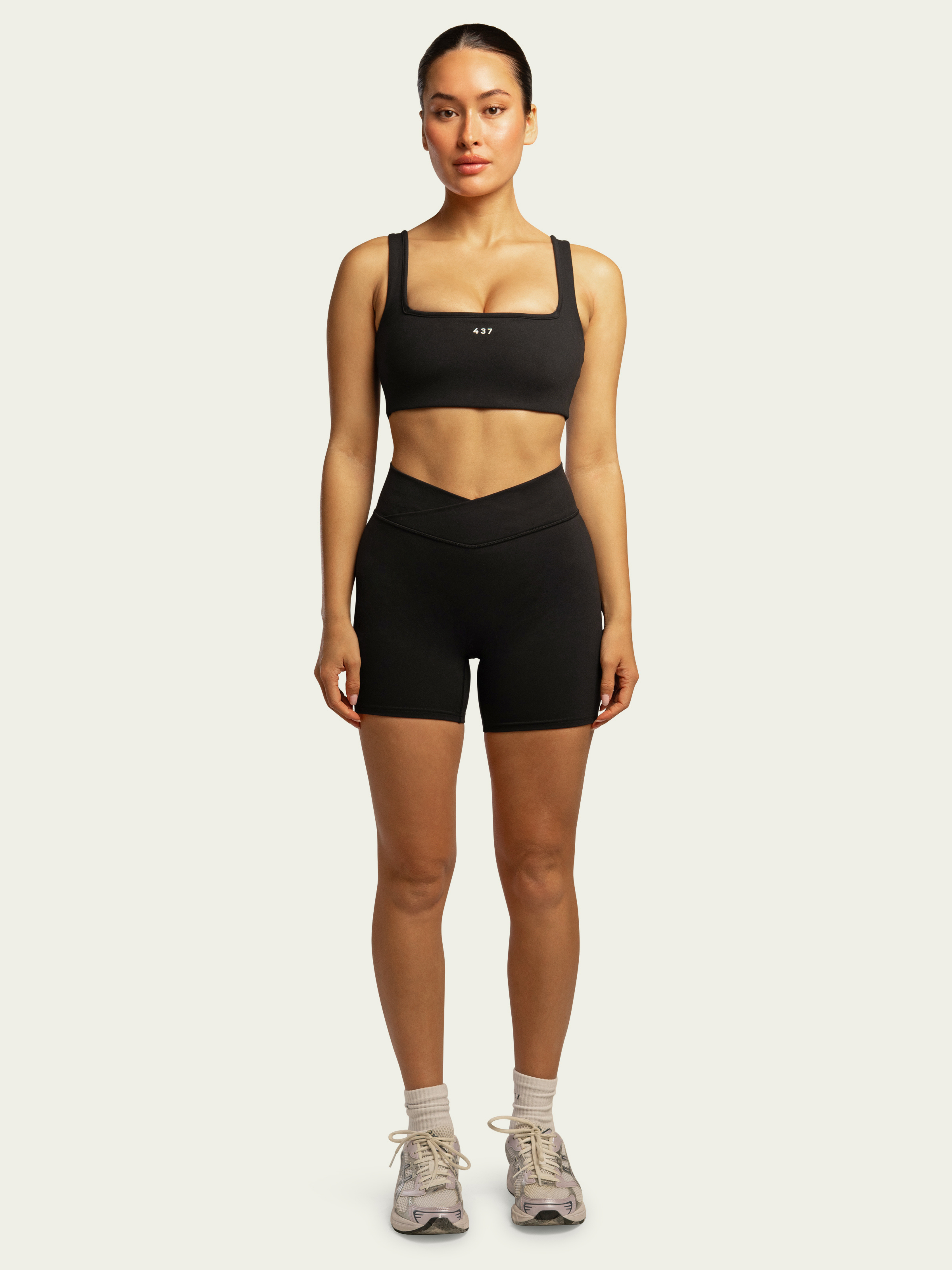 The V Short / Black