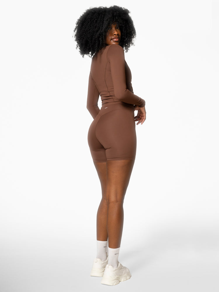 The V Short / Walnut