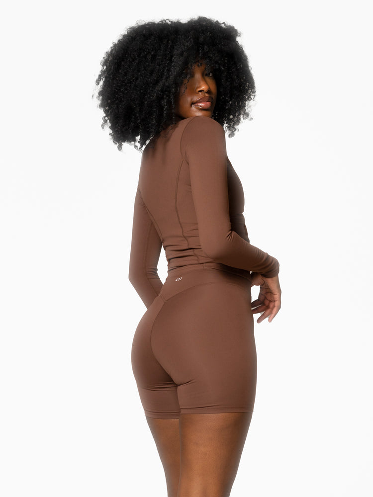 The V Short / Walnut